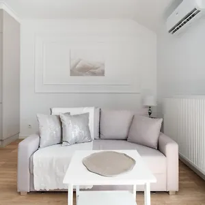 White Elegance With Ac & Free Garage By Renters Apartament